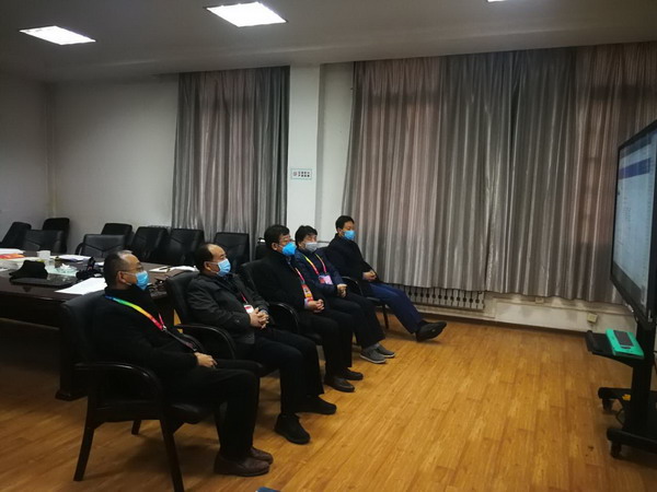 c825f683bf6248f9a6ae913bdccfa02a.jpg 校领导观看吴明玉老师在线直播演示1.jpg