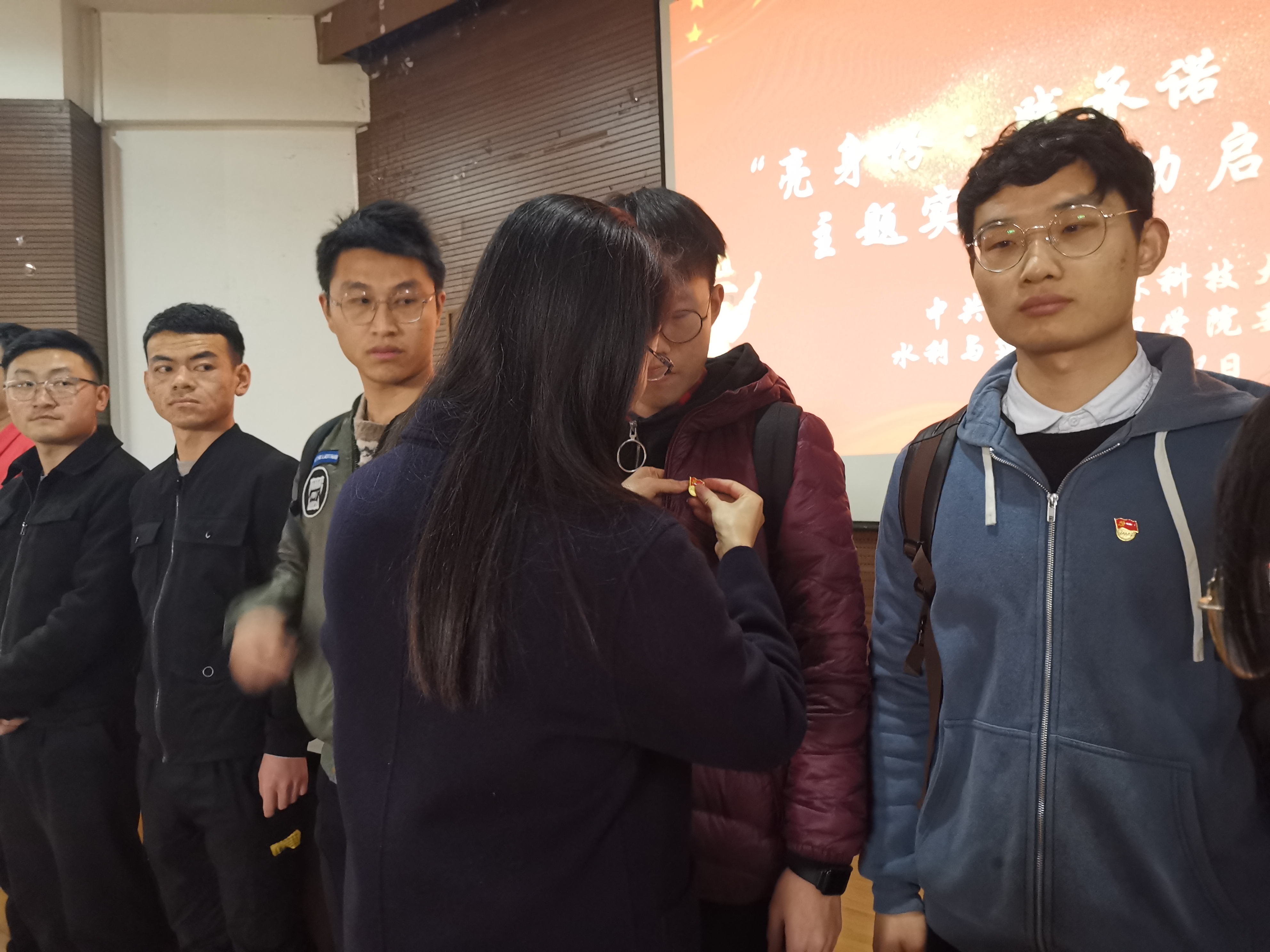 2fa11fbfc5604edaae9e077ff67e851c.jpg 佩戴党徽.jpg