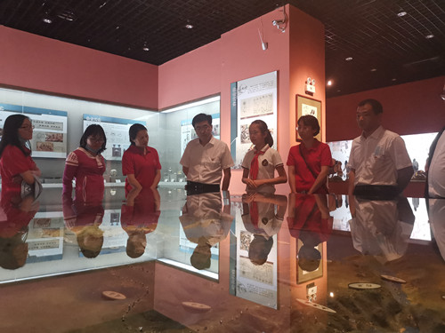 b61345bd0ebe4aa1b68cac47ef40e053.jpg 与合阳县路井镇中心小学教工党支部共同参观校史馆_副本.jpg