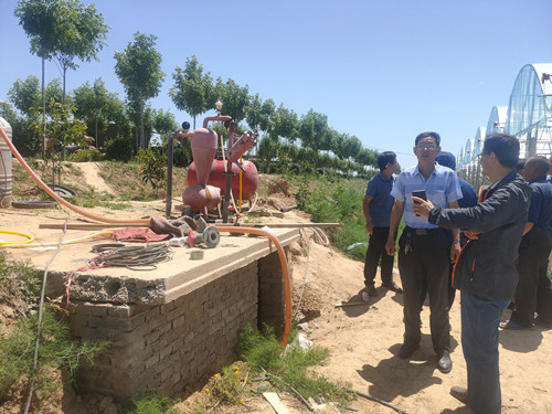 松鼠症仓库
李少斌副研究员查看并指导村民开展农业节水_副本.jpg