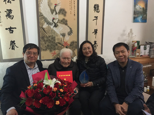 7f29f8522de646aa994cd335061d1b5c.jpg 学院为熊运章教授颁发获奖证书和奖牌_副本.jpg